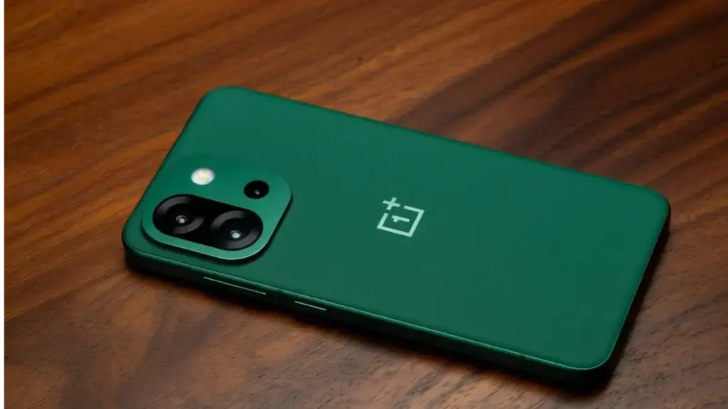 Rear camera design of OnePlus 15T highlighting the Lumo telephoto lens.