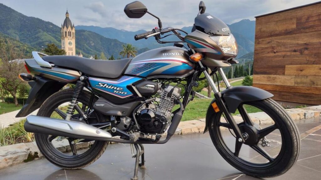 Side profile of Honda Shine 100 showcasing its high ground clearance and lightweight build.